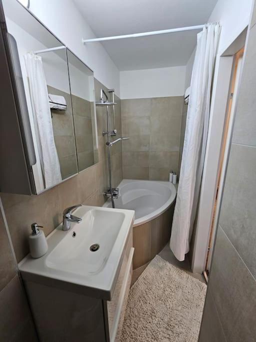 Affordable Suite In Vienna'S Hotpoint エクステリア 写真